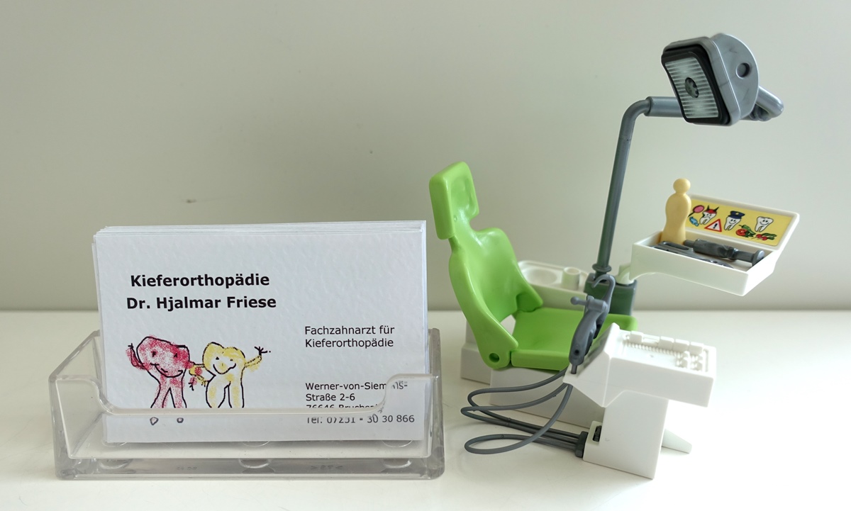 Visitenkarte mit Anfahrtsmotiv der Praxis Kieferorthopädie Bruchsal.